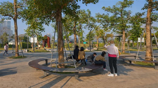 Urban Parks Use Tree Benches For Resting China