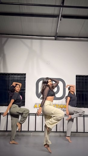 Sharanya Shetty on Instagram: "Kadadeye hegirali From krishnam pranaya sakhi 🌟 Do the hookstep and tag me ❤️ @goldenstar_ganesh @malvikanairofficial @aanandaaudio @trishul_entertainments #krishnampranayasakhi #jaanu #kadadeyehegirali #dwapara #chinnamma #sharanyashetty #goldenstarganesh #ganesh #gani #songs #newsong #trending #hookstep #hookstepchallenge #dance #kannadadance #dancesteps #dancingstar"