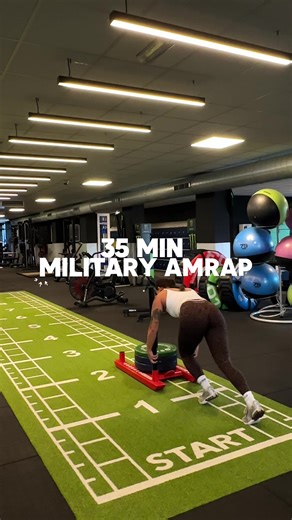 35 min military AMRAP (as many rounds as possible) Waarom AMRAP? Een AMRAP past mooi in je schema naast fullbody workouts en hardlopen. Het is een leuk circuitje voor kracht uithoudingsvermogen en goed om functioneel fit te worden. Begin met 5 min warming up op cardio apparatuur Daarna: 20 m sledpush 15x deadlift 1:30min cardio dit kan de ski zijn, roeien of assault bike 15x kb swing 15x kb squat 1:30min cardio Je kunt het zwaarder maken door 20 herhalingen te doen ipv 15 of om meer gewicht te p