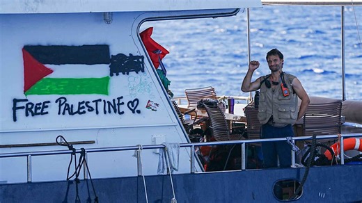 إسرائيل ترّحل 4 إيطاليين من نشطاء أسطول الصمود | إرم نيوز