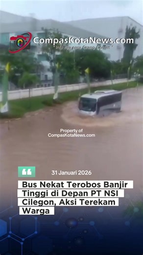 Bus Nekat Terobos Banjir di Cilegon