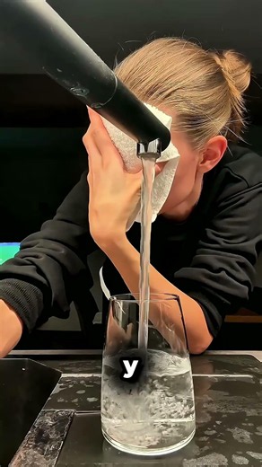 This Woman Fills a Glass Blindfolded