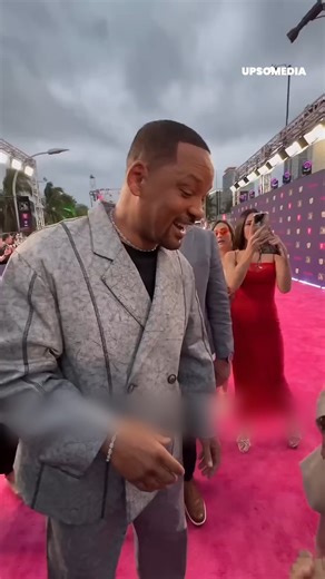 A dream come true: after a decade of waiting for this moment, these fans got Will Smith to sign their tattoos… and his reaction says it all. | Icons