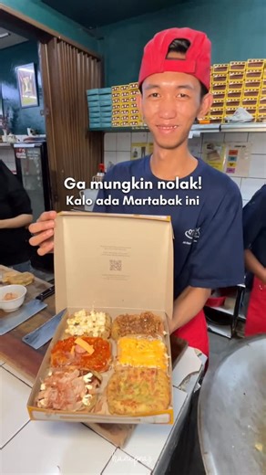 P r a s t i a n i ✨| Place to Go on Instagram: "Cuma disini aja, nemu martabak lumer keju yang moncrotttt bgt inimah full keju🤣 Menu spesial taun baru nanti, 119.000 dapet 6 martabak! #kulinerbandung #martabaktelor #martabak #jajananbandung #makananbandung #fyp"