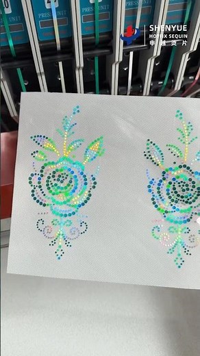 This floral hotfix sequin design combines 2 colors and 3 sequin sizes in one layout ✨