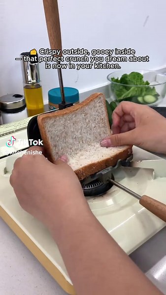 Why waste 20 minutes cooking when it can be done in 5?#quickbreakfast #kitchenfinds #bakingpan #sandwich #easycooking