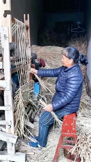 Old-fashioned straw bag weaving machine: A testament to traditional craftsmanship and sustainability