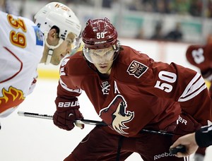 Vermette Returns to Arizona with Blackhawks - The Hockey Writers Latest News, Analysis & More