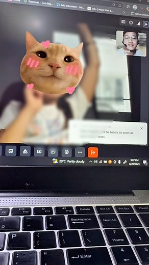 Anyone here who knows the Sigma thing? I always see her doing it in class, so I finally asked her to teach me. It’s actually fun! 😅✨#esl #eslteacher #esltutor #ESLlife #esljobs #eslteaching #wfh #eslhiring | Teacher Isko