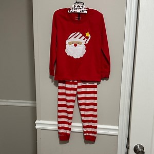 Red & White Santa Kids Pajama set sz 5 NWOT never worn no stains rips like NEW