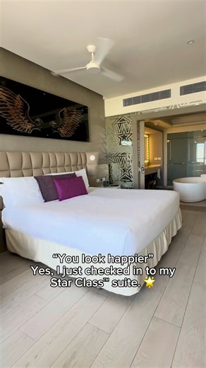 Door opens to the Star Class™ experience: 🛌 Incredible bed 🍾 Premium minibar 🎥 Movie memorabilia 🌴 And that unreal view from the terrace… Because being a star isn’t a luxury... it’s the standard. 🌟 - Puerta abierta a la experiencia Star Class™: 🛌 Cama increíble 🍾 Mini bar premium 🎥 Memorabilia de cine 🌴 Y esa terraza con vista que no parece real… Porque ser estrella no es un lujo... es un estándar. 🌟 | Planet Hollywood Cancun By Royalton