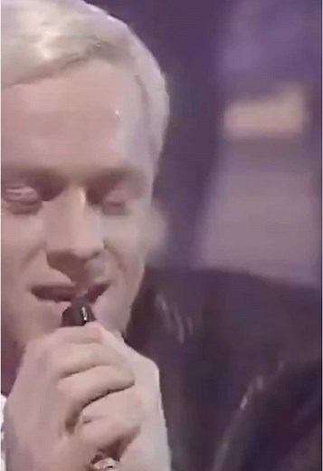 🎞️ Bronski Beat featuring John Foster performing 'Hit That Perfect Beat' on Top of the Pops, 1985. #hinrg #bronskibeat #topofthepops #totp #80smusic