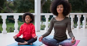 Meditação e crianças combinam? Prática pode promover maravilhar aos jovens