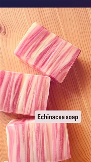 sunny kitchen on Instagram: "Echinacea soap @maunalani さんの MLオンラインレッスンで紹介された素材 オーガニックエキナセアの“根”を使った石けん。 昨年、石けんにする前に エキナセアのチンキを仕込みました。 家族がインフルエンザにかかった時、 そのチンキを飲用したおかげか、 私はかからずに過ごすことができました。 ハーブの持つ力は、本当に素晴らしいですね！ この石けんは、MaunaLani®のオンラインレッスンで学んだレシピをもとに作っています。 石けんのデザインは 先生が紹介してくださったものを 少しアレンジしたバージョン。 エキナセアの花をイメージして、 やさしいピンクを重ねました。 ひとつひとつの工程を大切に。 石けんが生まれるまで、 時間をかけて仕上げています。 #手作り石けん #エキナセア #ナチュラルソープ #クラフトのある暮らし #sunny_kitchen_handmadesoap MaunaLani®の登録商標 waterdiscountcoldprocess®"