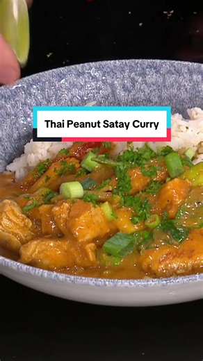 Thai Peanut Chicken Curry w/ jasmine rice 🔥😍 Creamy, nutty & packed with goodness - do yourself a favour this week and give this a go 🤤🤤 What you’ll need: - 1 tbsp Oil - 1 small onion - 2 cloves garlic, minced - 1 tbsp grated fresh ginger - 1 large tbsp Thai red curry paste - 400 ml coconut milk - 1 tbsp smooth peanut butter - 1 tbsp soy sauce or fish sauce - 1 tsp brown sugar - 1 tbsp lime juice (plus more to finish) - ½ cup chicken stock or water - 2 chicken thigh or breast, sliced - 1 red