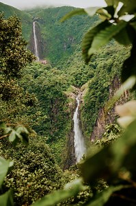 Les cascades de l'Archipel n'attendent que toi ! 💦 Quelle cascade aimerais-tu découvrir ? Découvrir les cascades des Îles de Guadeloupe : https://bit.ly/3Z9QrSC 🎥 @lienverwimp | Les Îles de Guadeloupe