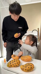 Today, my daughter has handled this mango in my house. Why do I feel like I can't afford to eat it? 😂😂😂 #fbreels #comedyreels #reels #virals #familyfun #trending #funny #StarsEverywhere | 最好的情侣