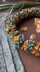 ♡ 新年、初レイメイキングはロスフラワーで✴︎ ミスカンサスとシンビジウムのクイレイとミスカンサスの編み込み♡ 編み込みは何個か縫い繋いでパーパレのベースなどにしても♡ まぁ、この編み目と色合いが意味もなくかわいいのですw #hawaii#hula#flowers#freshlei#leimaking#naneakekui#leimakingworkshop#ハワイ#フラ#レイメイキング#レイメイキングワークショップ#ナネアケクイレイ | Nanea ke kui Lei