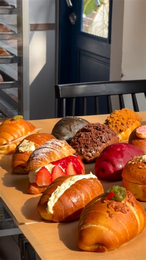 Mekko Mekko | everything’s complete 🥐🥯✨ _______________________________ วันนี้ขนมเราลงตู้ครบทุกรายการแล้วนะครับ รีบมาตุนกันนะก่อนร้านหยุดวันพรุ่งนี้น้า 💖... | Instagram