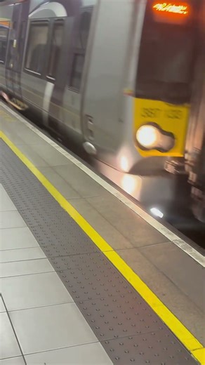Heathrow express class 387 at Heathrow Terminal 2 &