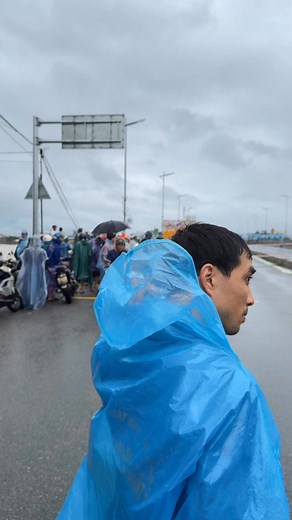 Cầu châu ổ đã chặn vì nước lũ nguy hiểm không đi được nha mọi người. | Ông Hoàng Bảo Hiểm