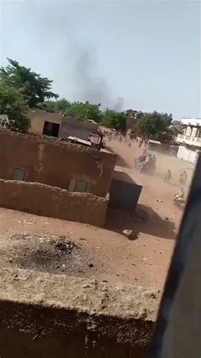 🇲🇱Mali is under coordinated attack right now. But what exactly is happening and why?Gunmen hit Bamako and several cities simultaneously this morning, including the main military base at Kati, home of military ruler General Goita, and areas near the international airport.Heavy weapons and automatic gunfire reported. Witnesses say there's gunfire everywhere and a helicopter is patrolling the capital.Attacks also reported in Sevare, Kidal, and Gao in the north.At least 2 groups are behind this.Th