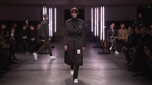 42 reactions | 22/4_hommes takes us back to the 90's looks while relying on the English heritage based on the huntsmen attire. Full report on www.velvet-mag.com #VELVETinParis #VELVETloves #fallwinter16 #mensweek #mensfashion #men #224hommes #Paris #ParisFashionWeek #PFW 22/4 _hommes _femmes | VELVET MAGAZINE | Facebook