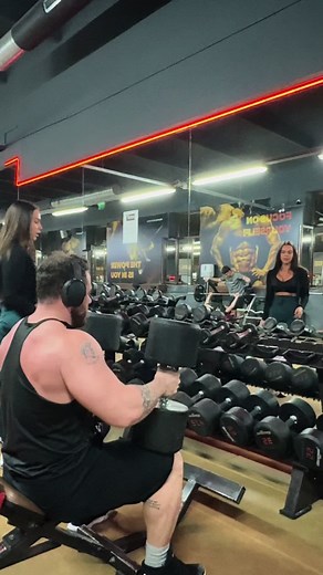 Effective Chest Workout with Dumbbells at Gold Gym