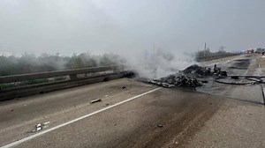 Helicopter crashes, burns on I-10 near New Orleans
