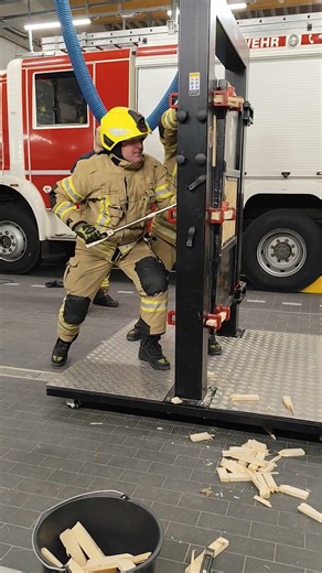Ausbildung Tür öffnen #video #feuerwehr #einsatz #rettung #firefighters #fire