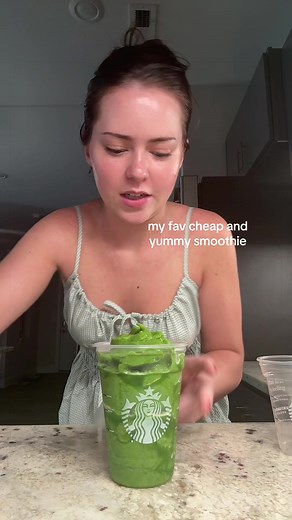 3 ingredients and so easy peasy 😋 #smoothies #pineapple #eatyourgreens