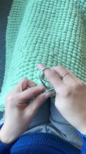 Customizable Pom-Pom Yarn Blankets for Cozy Vibes