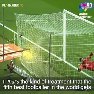 Roberto Firmino’s ridiculously white teeth 😁 Phil Jones’ face...AGAIN 🤡 @Ryan Bailey has the latest from the crazy world of football in this episode of After 90 🍸🕺🏻 Watch more 👇🏽 http://bit.ly/2rDABAx | Football FanCast