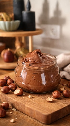 ᴇʟᴇɴᴀ ᴘᴇɴɴᴇʀ ᴘᴀᴜʟɪɴᴇ ᴋʟɪᴘᴘᴇɴꜱᴛᴇɪɴ Führungskräfte bei aqua-global on Instagram: "Selbstgemachte, gesündere Variante von Nutella Zutaten: • 250 g Butter • 250 g Haselnussmus • 180 g Honig • 40 g Kakao (schwach entölt) Zubereitung: 1. Alle Zutaten in einen Mixer geben. 2. Für 40 Sekunden auf Stufe 5 pürieren, bis eine cremige Masse entsteht. 3. In ein Glas füllen und genießen! #gesünderernähren #alternative #nutella #nutellalover #schnellesrezept"