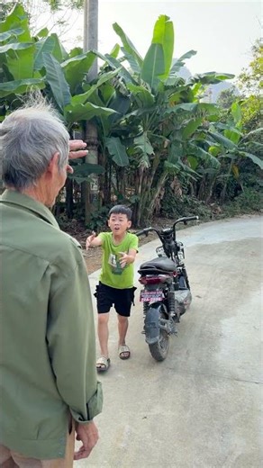 Trò đùa xe đạp bất ngờ của Cậu bé dành cho Ông nội 😂🛵#shorts