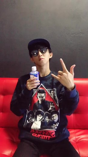 ペットボトルの蓋を開ける男の挑戦