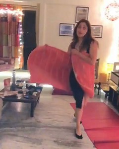 Arti Singh's tribute to Kajol's towel dance is unmissable! | Bollywood Bubble