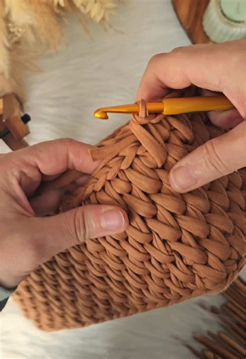 Do you run out of yarn in the middle of the project as well?👀 Here’s a clean solution to join two yarns🧶🫶🏻 Check our page for a different join method, save both and pick your favourite!💚 For high-quality crochet supplies visit our website (link in bio🛒✨ The Green Lake Crafts Studio #crochettutorial #crochetforbeginners #crochetbaskets #tshirtyarn #crochettiktok