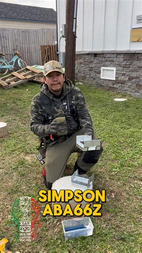 🔩 Para este proyecto usamos la ABA66Z adjustable post base de Simpson Strong-Tie – perfecta para montar nuestros postes 6x6 sobre concreto con una separación de 1” del suelo. It helps prevent moisture damage and adds durability right from the base. Ideal for any outdoor build. 🛠️ Parte fundamental en la estructura de nuestro deck 12x16 con el kit de Trex, disponible en Lowes.com. Detalles como este hacen la diferencia en un trabajo profesional. #TheMexicanCarpenter #SimpsonStrongTie #TrexDeck 
