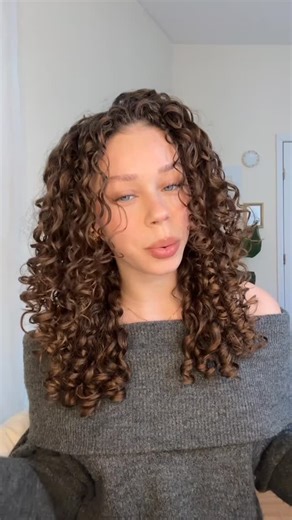 Joy Burnett on Instagram: "This is my in depth curly hair tutorial for the perfect balance of volume and definition🤍 @notyourmothers leave in conditioner @cakebeauty curl cream @olaplex hair gel @kerastase_official glaze drops @dysonbeauty supersonic r @emijayinc claw clip @bouncecurl define brush"