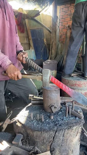2M views · 8.7K reactions | Forging an anchor arm from rebar #reeels2023 #reel #amazingvideo #amazing #blacksmith | METAL WORKS | Facebook