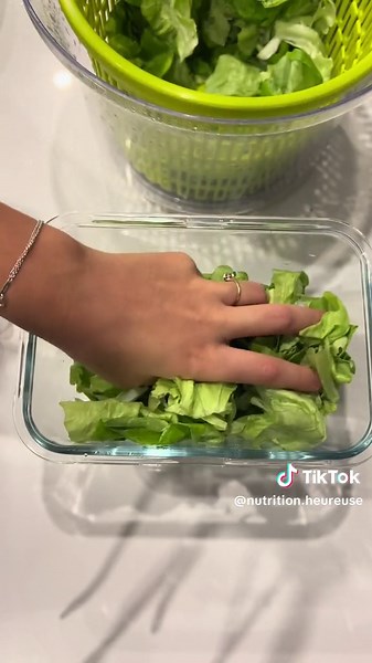 Conserver de la salade fraiche au frigo c’est possibke grace a cette technique 🧻 ⚠️ Eviter de consommer de la salade en sachet : - leur impact écologique n'est pas neutre car leur rinçage mobilise 20 à 30 litres d'eau par kilo de salade. - leur conditionnement en sachet participe à la pollution par le plastique -les industriels utilisent de l’hypochlorite de sodium, un dérivé du chlore. Le contact du chlore avec la terre présente sur la salade peut engendrer un autre composé, les trihalométhane