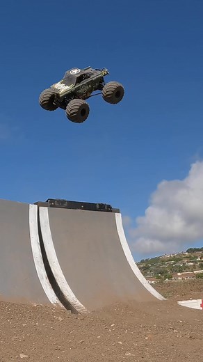 Monster Truck Vert Ramp Flip Stunt