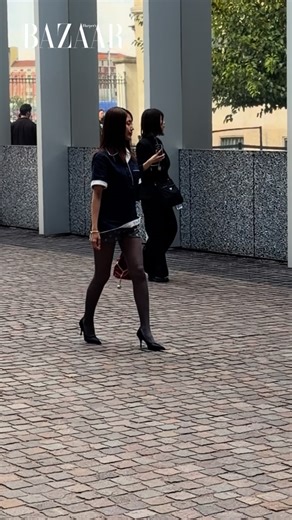 Harper's BAZAAR HK on Instagram: "現場直擊！日本演員有村架純專程飛往米蘭出席 @prada 2026 春夏時裝騷！ #BAZAARFashion #Prada #milanfashionweek @Prada #PradaSS26 #mfw #harpersbazaarhk #bazaarhk #hbhk #writer_lw"