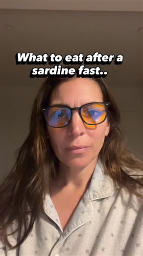 Lydia Powell on Instagram: "What most people don’t realise is that the day after a reset is the most metabolically sensitive window. 📉Insulin is low, cortisol is down, digestion is slowed, and your cells are more responsive to whatever you feed them next. If you jump straight into heavy, mixed meals, you spike glucose, overwhelm digestion, and undo the stability you earned. If you reintroduce food gradually so protein first, then one fat, keeping carbs low for 24 hours you keep the calm blood s