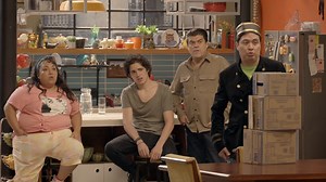 Paco empieza a salir con Victoria, una actriz CASADA que termina viviendo en el depa con ellos cuando su esposo descubre su infidelidad 🤯😬 #40y20 martes al terminar el NOTI | Distrito Comedia