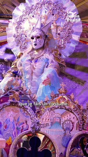 Karen Duthoit vient d’être sacrée reine du carnaval de Venise 2026 pour la deuxième année de suite ! Cette Française a déjà remporté quatre fois le concours. Ses costumes primés sont exposés au musée de l’histoire de la vie foraine à Sainte-Catherine-lès-Arras. La Nordiste s’inspire aussi bien de l’actualité que de son vécu personnel pour ses créations hors du commun, qui pèsent une vingtaine de kilos chacune ! Nous l’avons suivi lors de la préparation de son costume gagnant ! | Le Média Positif