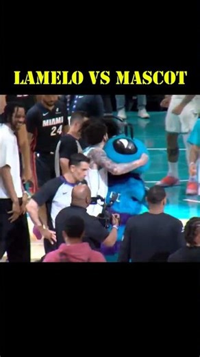 LaMelo Ball ATTACKS His Own Mascot After Win?! 😳 / ¿LaMelo Ball GOLPEA a la Mascota? 😳