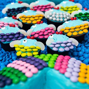 2.4M views · 2.6K reactions | Just keep swimming with a School-of-Fish Cupcake Cake!  #HowToWinSummer | Food Network | Facebook