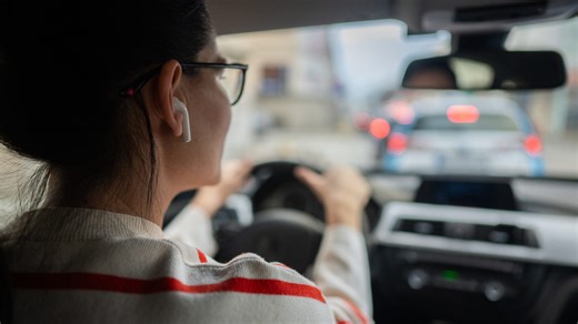 Is it legal to wear headphones while driving in AL? What the law says